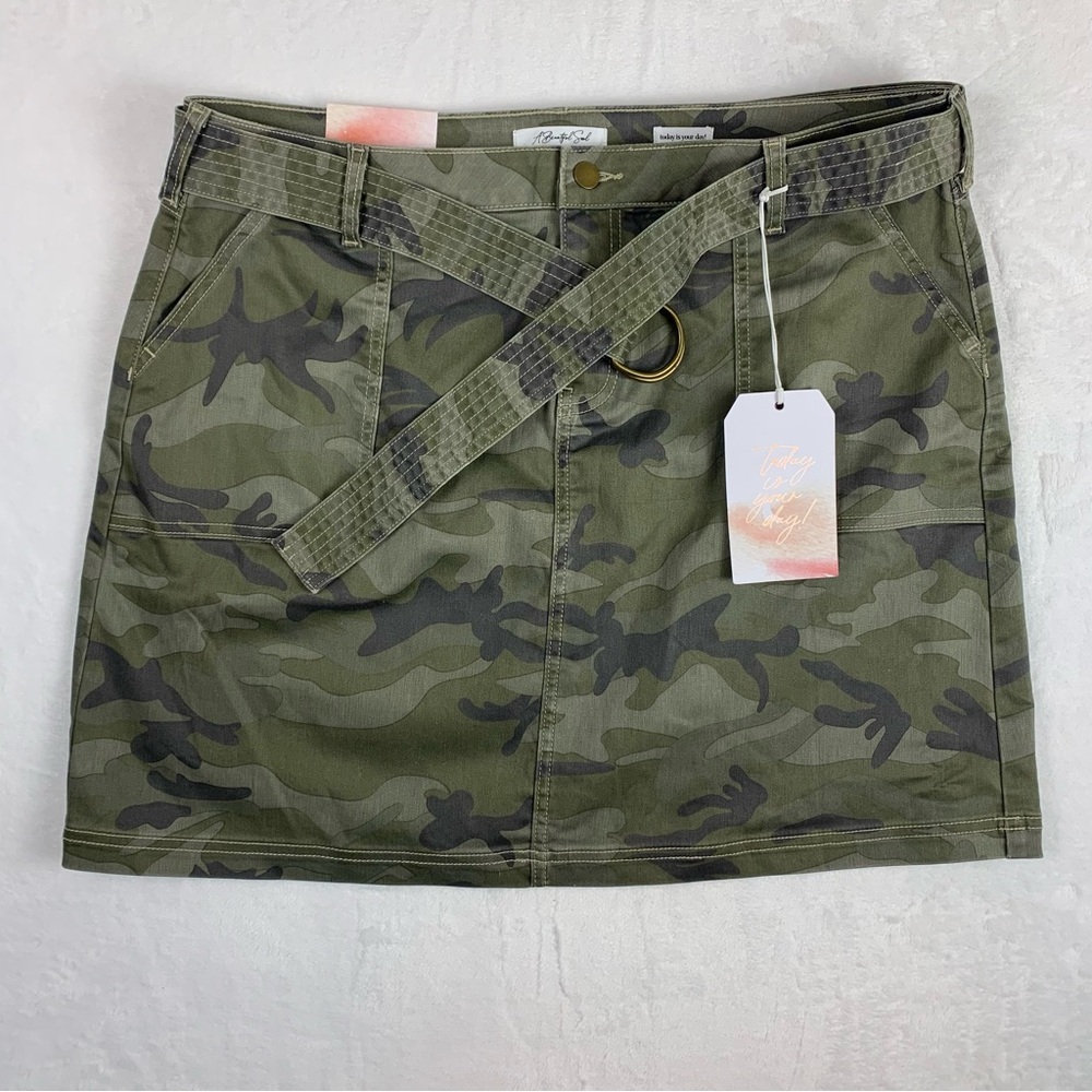 A Beautiful Soul Camouflage Belted Mini Skirt 
New With Tags. Size A (14-16)